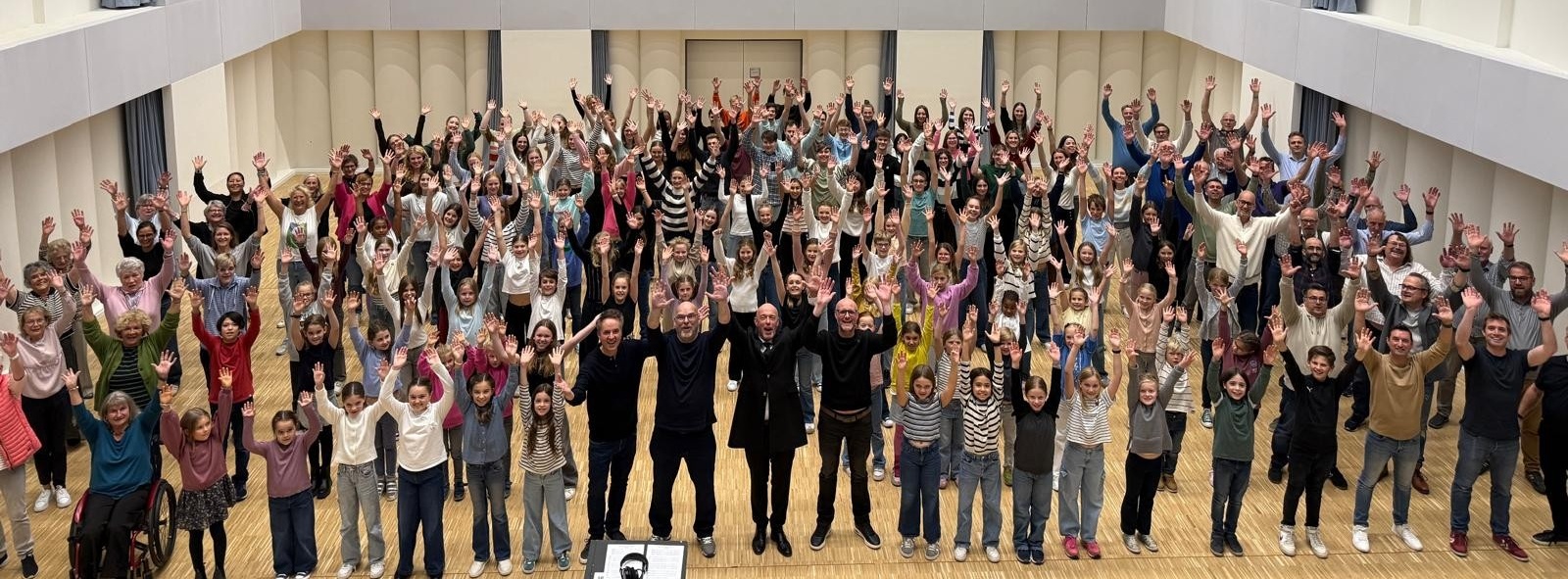 Jugendchor und Erwachsenenchor singen mit 