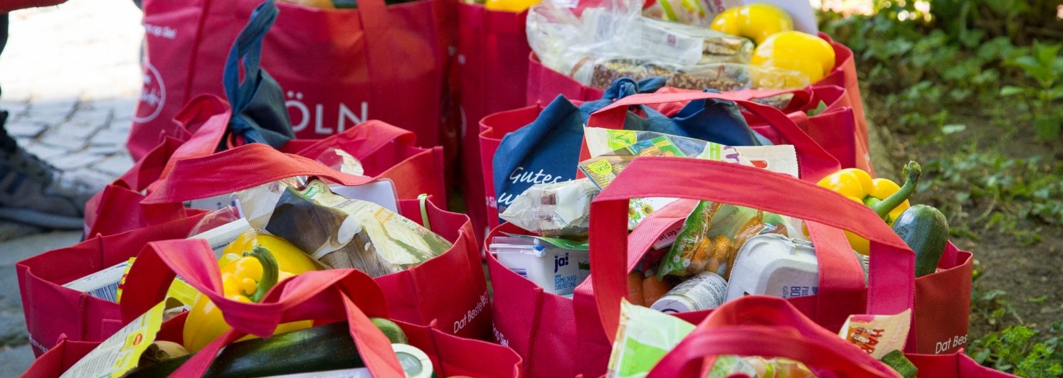 Kardinal Woelki packt Lebensmitteltaschen für bedürftige Kinder und Familien (c) Erzbistum Köln / Munns