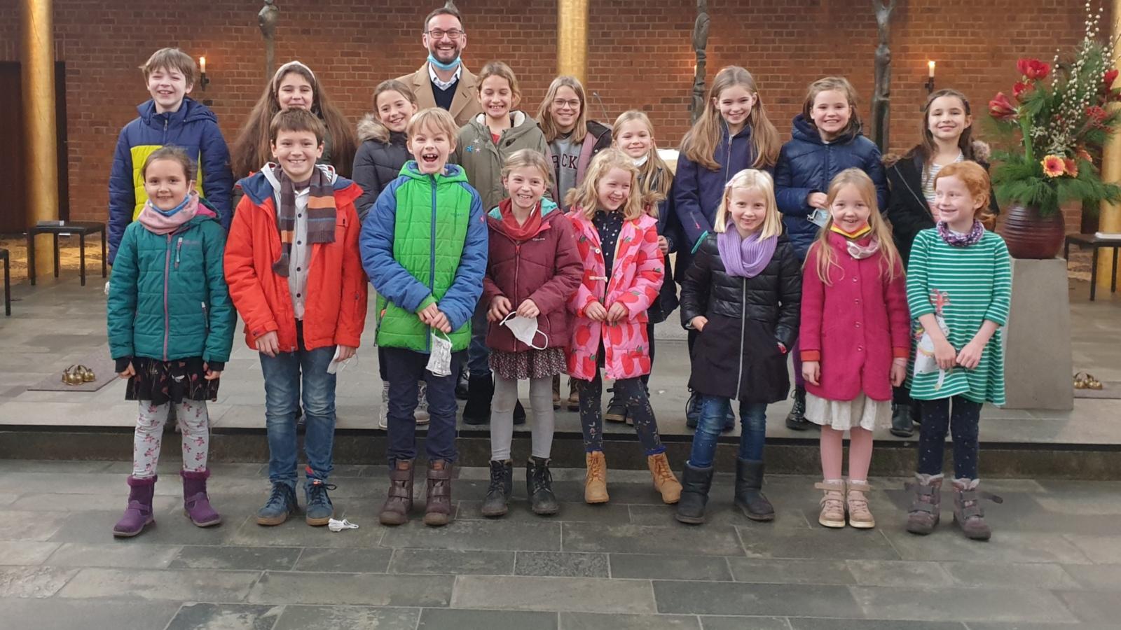 Kinder der Chorgruppen II und III nach dem Gottesdienst am 21.11.2021
